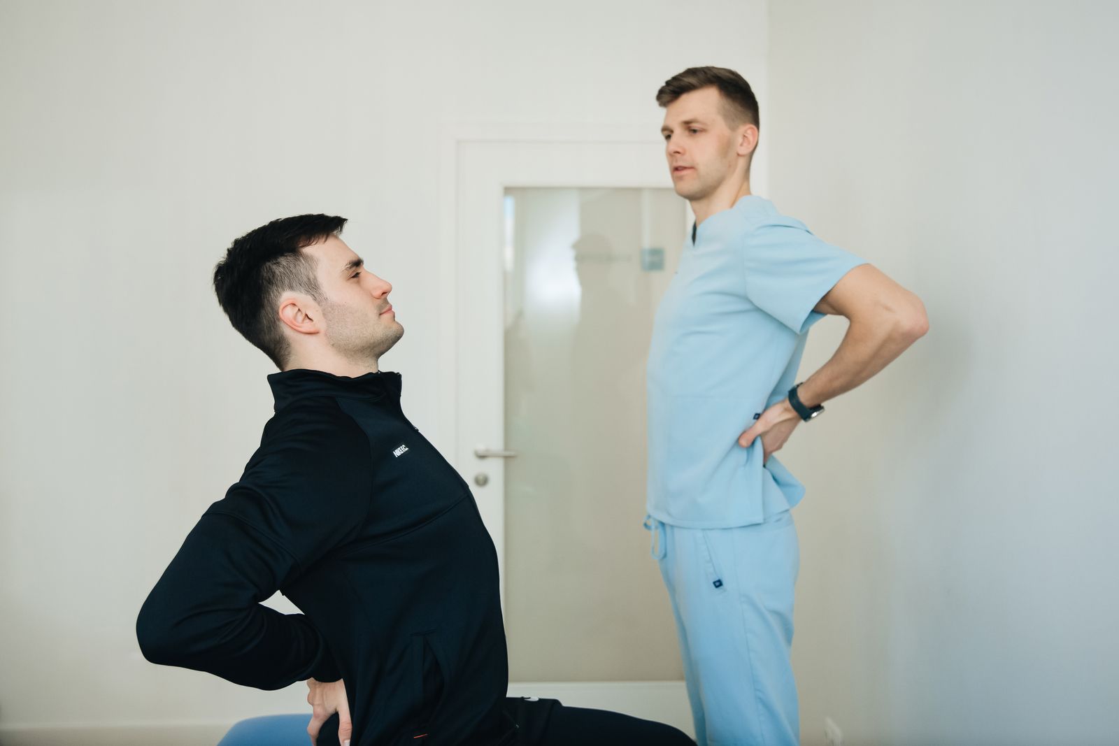 Ilustracija razgovora o pokretu u rehabilitaciji